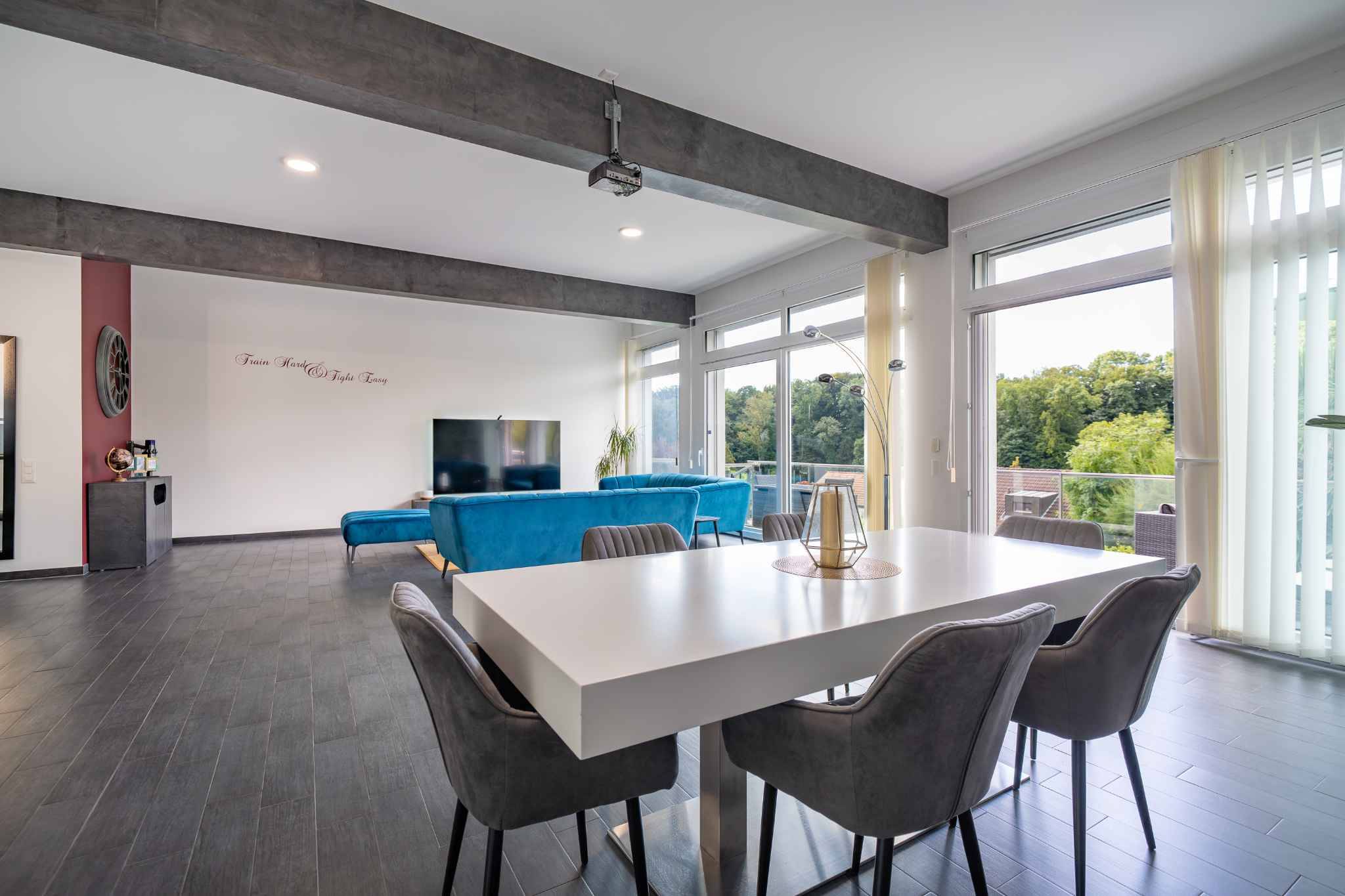 Villa moderne de 5.5 pièces avec 2 balcons, 2 terrasses et jardin