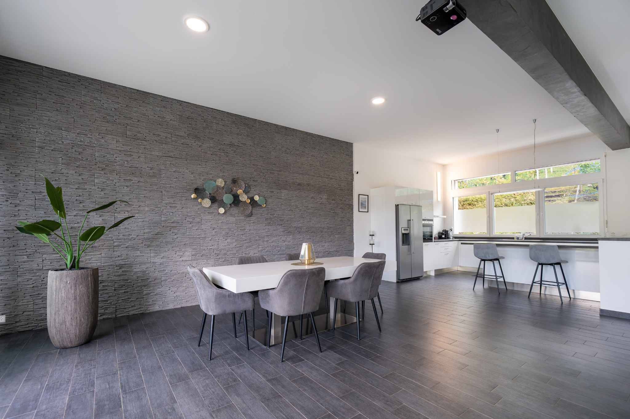 Villa moderne de 5.5 pièces avec 2 balcons, 2 terrasses et jardin