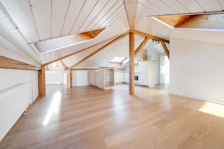 Sous-gare – 2,5 pièces de caractère sous combles, vue lac & Alpes