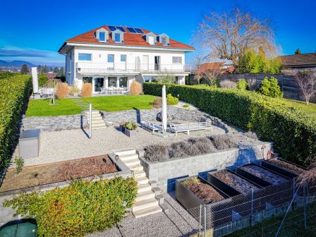 Spacieuse villa mitoyenne de 7.5 pièces en parfait état avec vue magnifique sur le lac et les montagnes