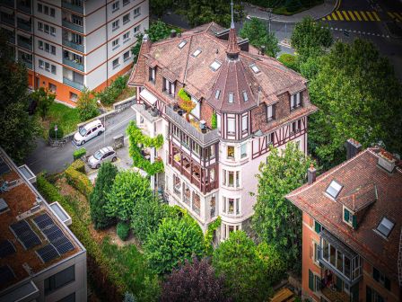 Sous-gare – 2,5 pièces de caractère sous combles, vue lac & Alpes