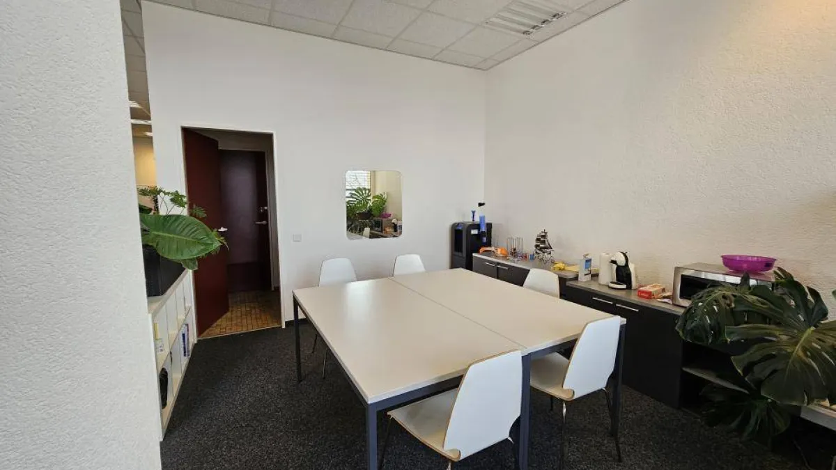 Bureaux/artisanal au 1er étage 234m² à vendre avec 6 places de parking intérieures 