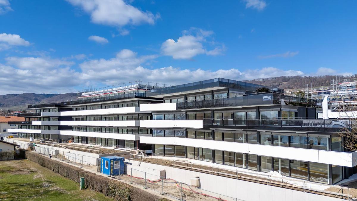 Luxueux 4.5 pièces traversant avec balcon couvert de 76m2 et vue lac