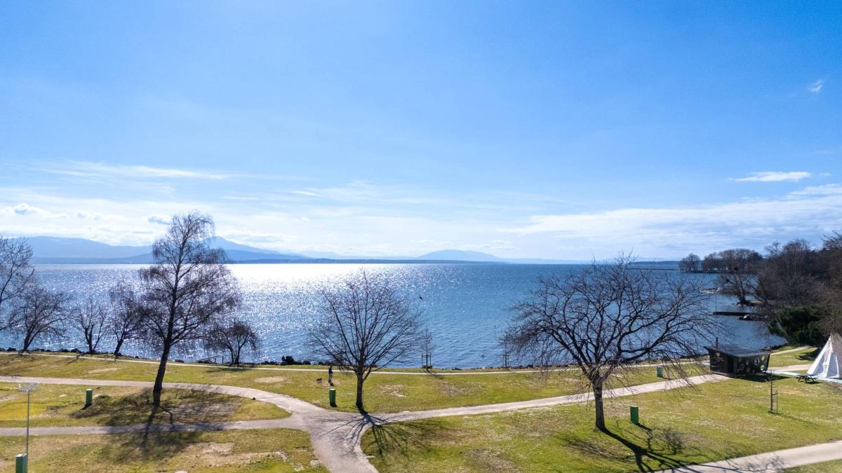 Luxueux 4.5 pièces traversant avec balcon couvert de 76m2 et vue lac