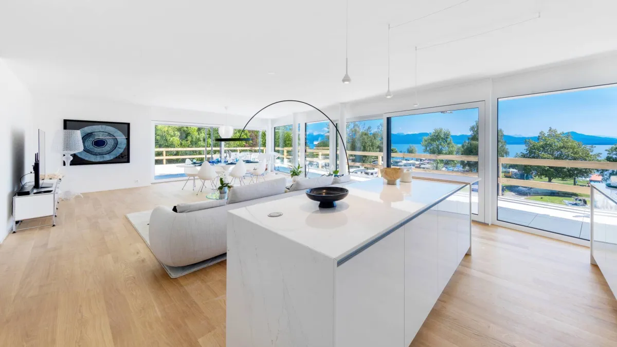 Luxueux 4.5 pièces traversant avec balcon couvert de 76m2 et vue lac