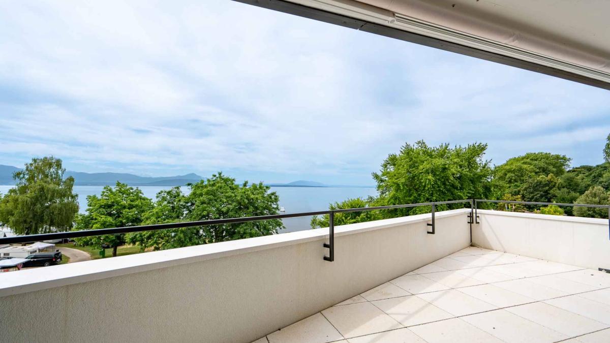 UNIQUE! Attique de 5.5 pièces de 180m2 bénéficiant d'un rooftop terrasse de 168m2 avec vue panoramique sur le lac et les Alpes