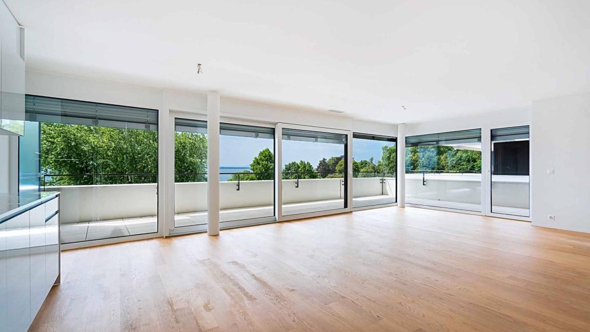 Luxueux 4.5 pièces traversant avec balcon couvert de 76m2 et vue lac