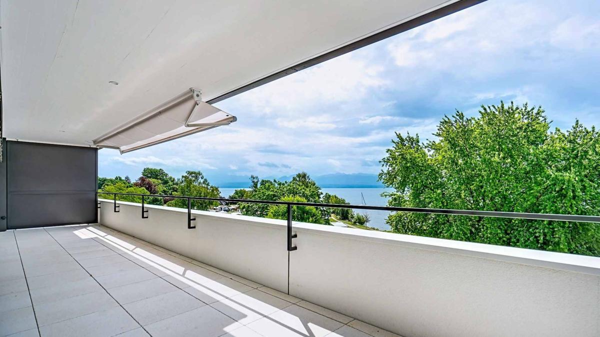 Luxueux 4.5 pièces traversant avec balcon couvert de 76m2 et vue lac