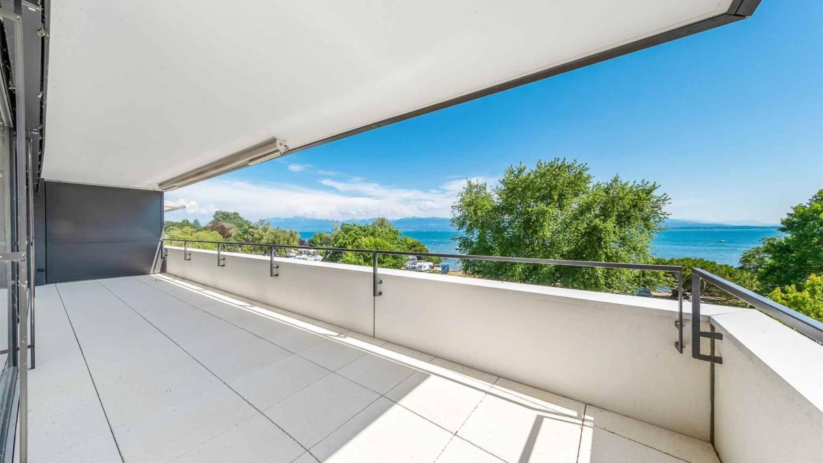 Luxueux 4.5 pièces traversant avec balcon couvert de 76m2 et vue lac