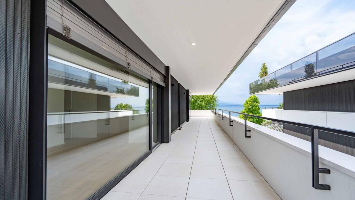 Luxueux 4.5 pièces traversant avec balcon couvert de 76m2 et vue lac