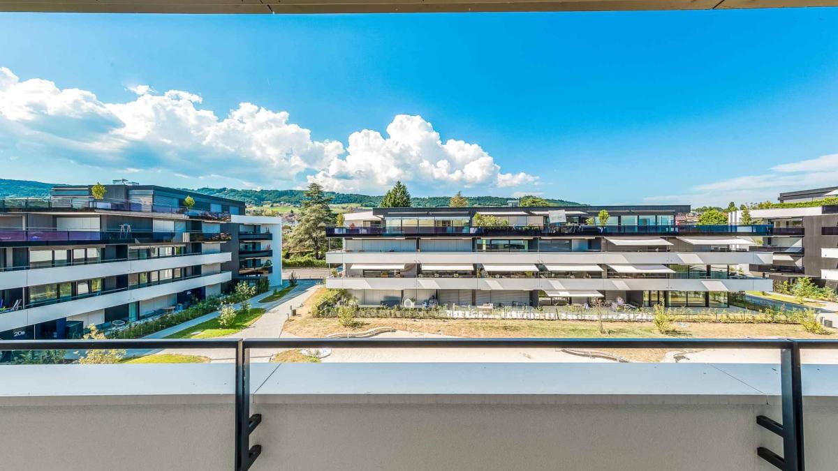 Luxueux 4.5 pièces traversant avec balcon couvert de 76m2 et vue lac
