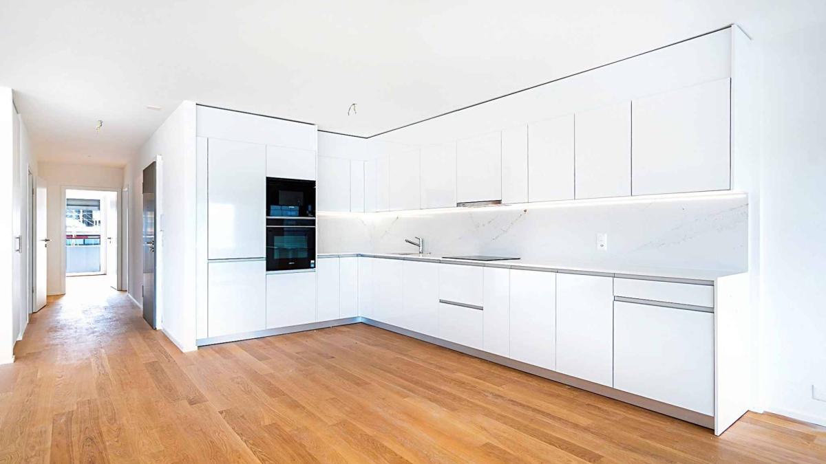 Luxueux 4.5 pièces traversant avec balcon couvert de 76m2 et vue lac