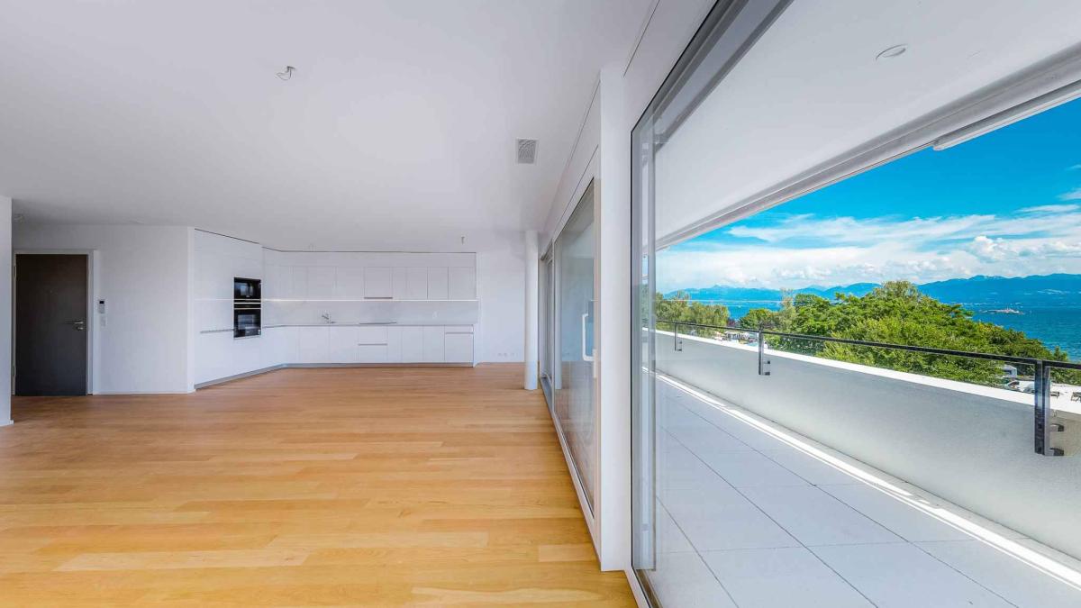 Luxueux 4.5 pièces traversant avec balcon couvert de 76m2 et vue lac