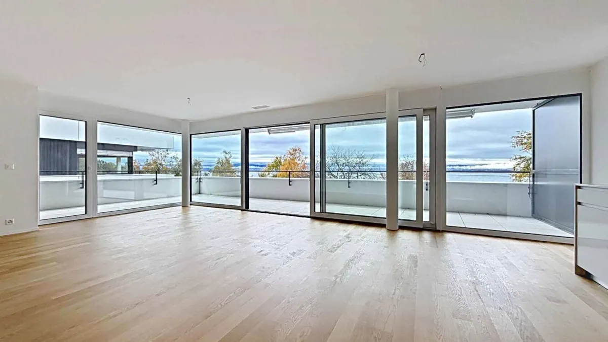 Luxueux 4.5 pièces traversant avec balcon couvert de 76m2 et vue lac