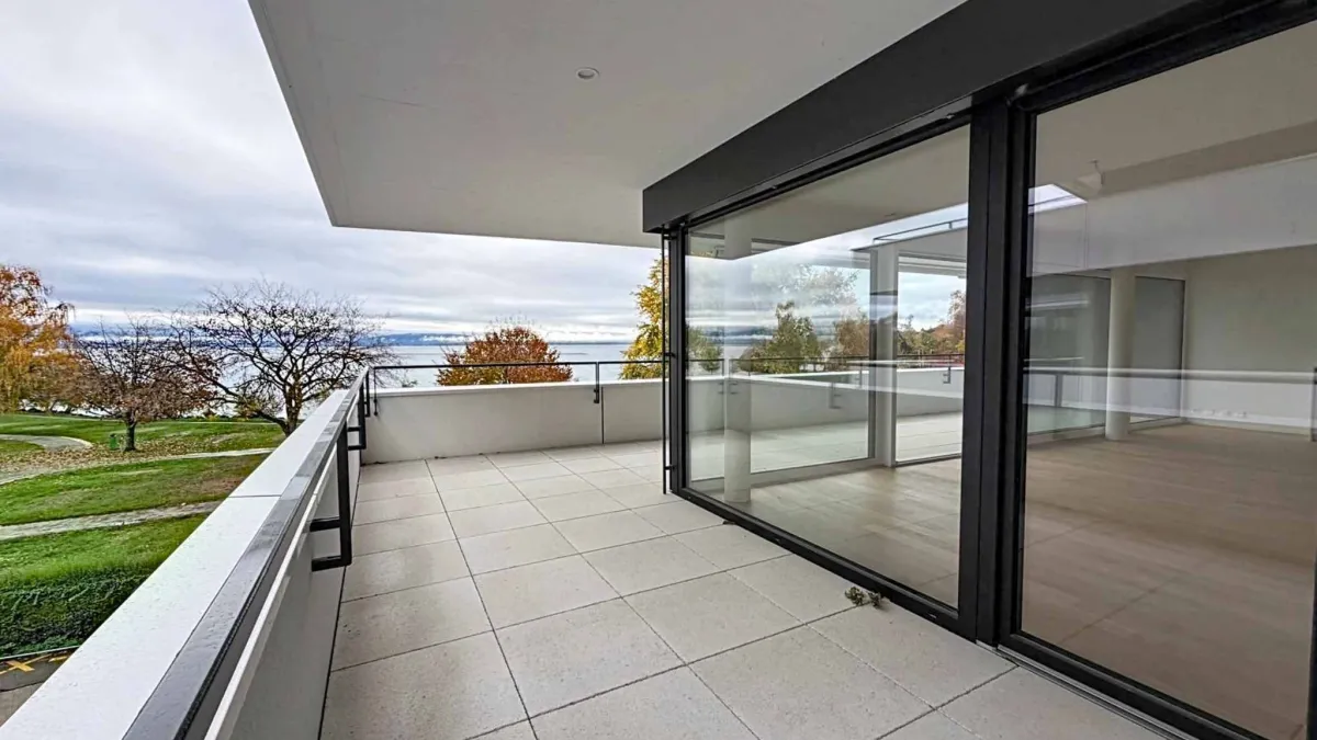 Luxueux 4.5 pièces traversant avec balcon couvert de 76m2 et vue lac