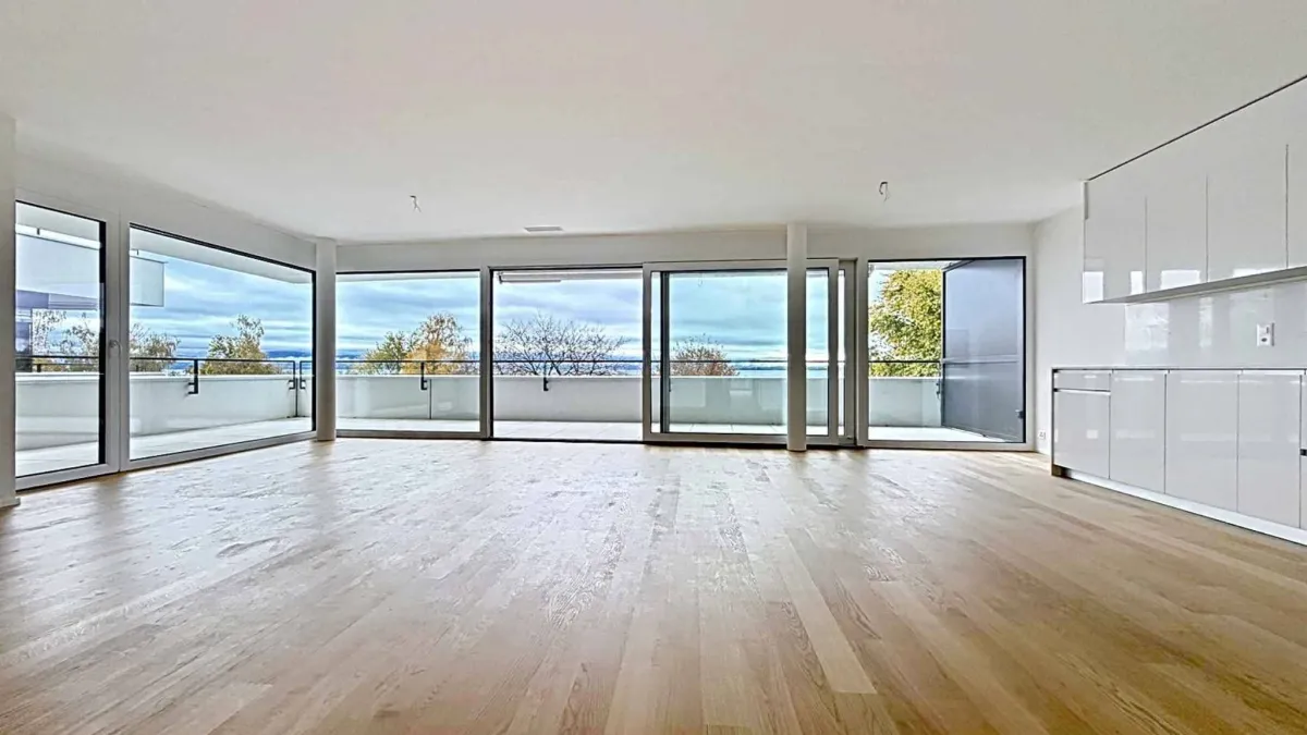 Luxueux 4.5 pièces traversant avec balcon couvert de 76m2 et vue lac