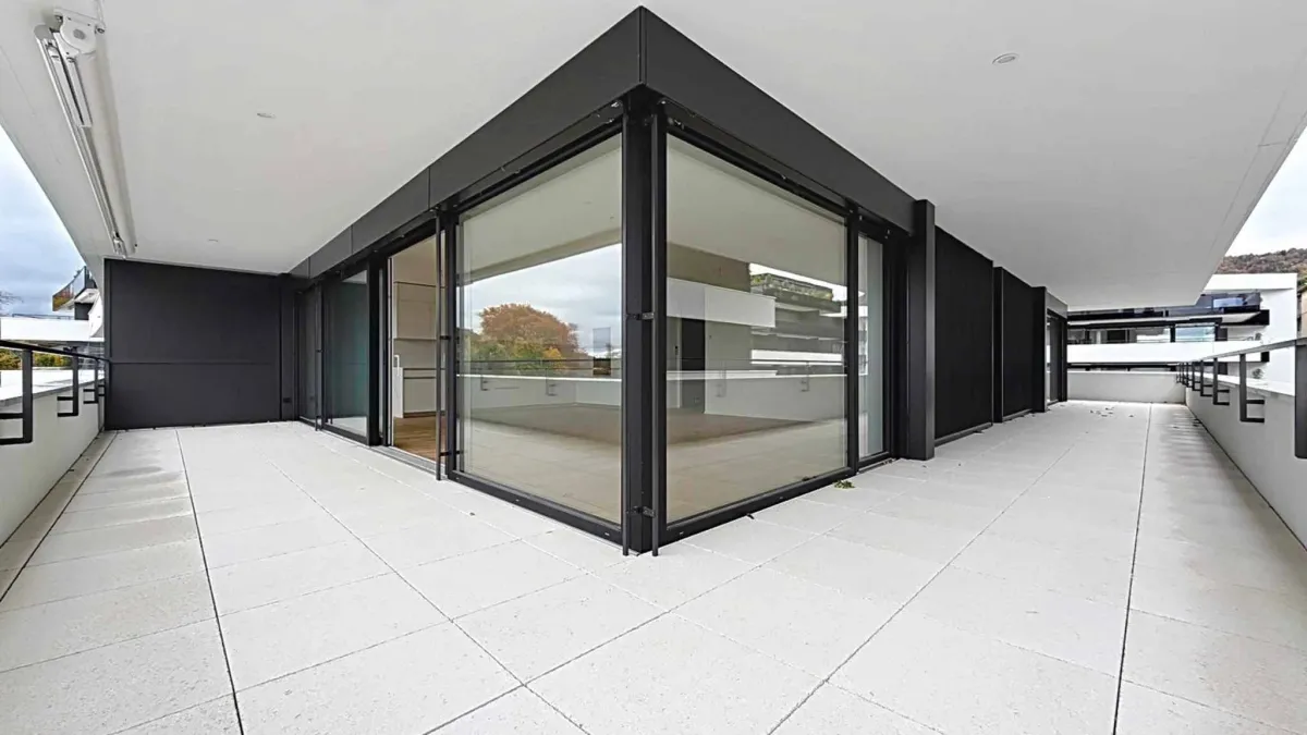 Luxueux 4.5 pièces traversant avec balcon couvert de 76m2 et vue lac