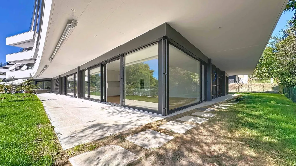 Exceptionnel 5.5 pièces au rez-de-chaussée avec terrasse et jardin privatif vue lac