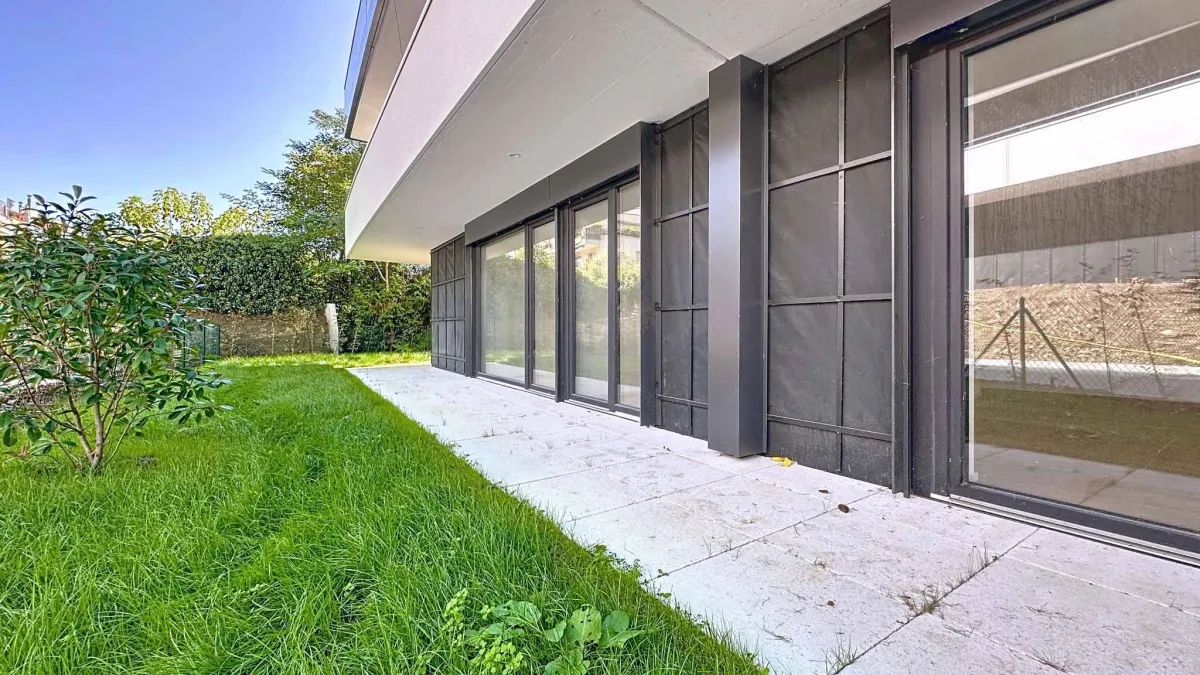 Exceptionnel 5.5 pièces au rez-de-chaussée avec terrasse et jardin privatif vue lac