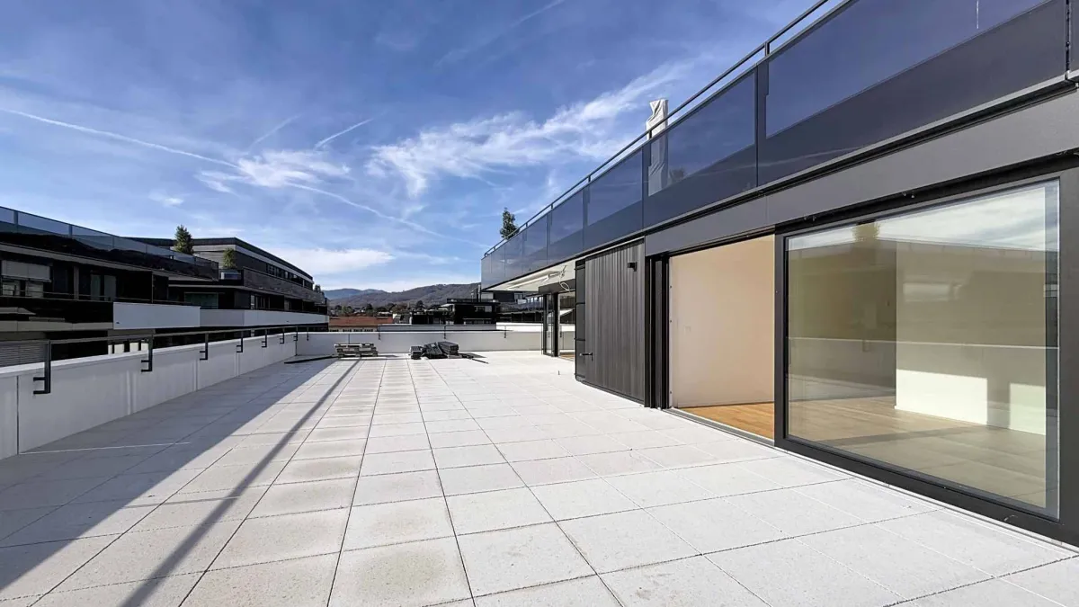 Luxueux 4.5 pièces d'angle de 168m2 avec terrasse de 117m2 au 2ème étage