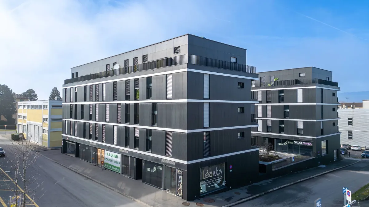 Espace unique et lumineux de 99 m2 sur 2 niveaux: idéal pour atelier, showroom, bureau ou plus !