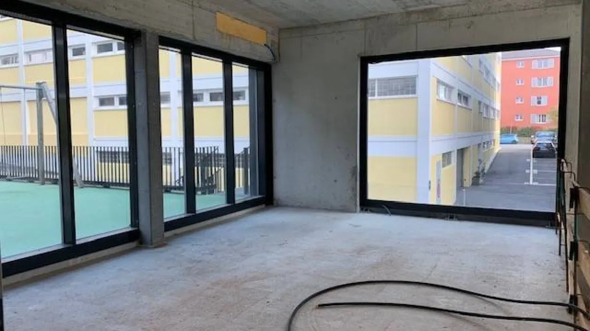 Espace unique et lumineux de 99 m2 sur 2 niveaux: idéal pour atelier, showroom, bureau ou plus !