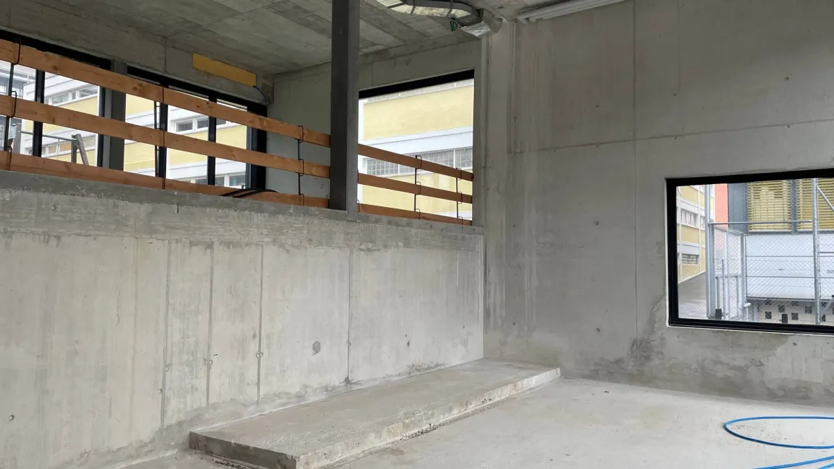 Espace unique et lumineux de 99 m2 sur 2 niveaux: idéal pour atelier, showroom, bureau ou plus !