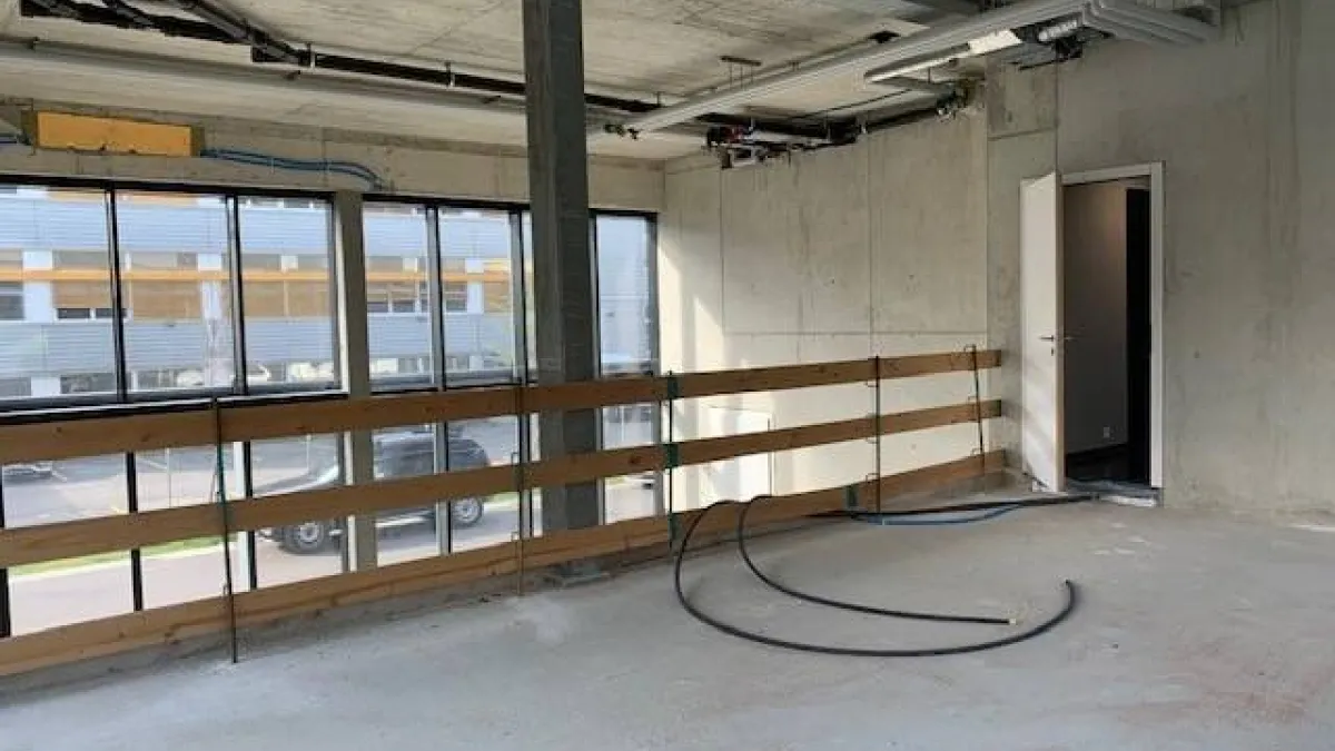 Espace unique et lumineux de 99 m2 sur 2 niveaux: idéal pour atelier, showroom, bureau ou plus !