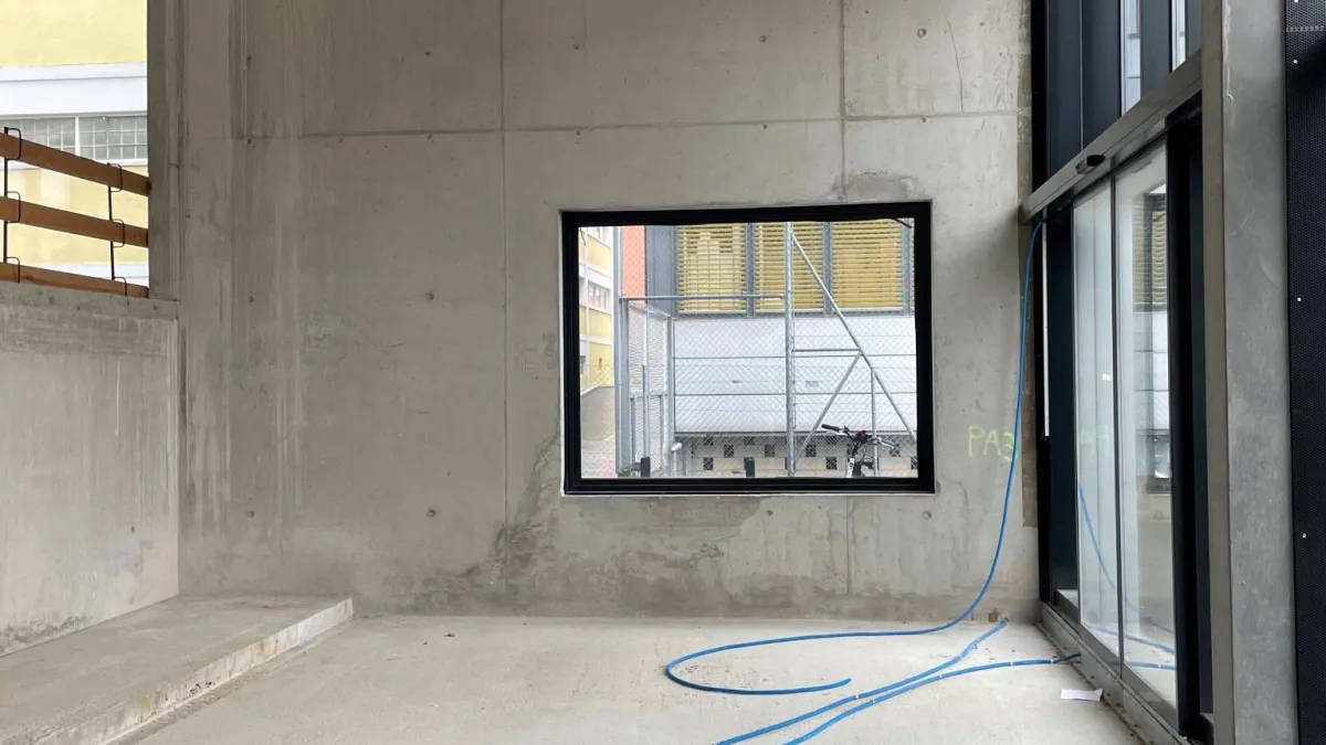 Espace unique et lumineux de 99 m2 sur 2 niveaux: idéal pour atelier, showroom, bureau ou plus !