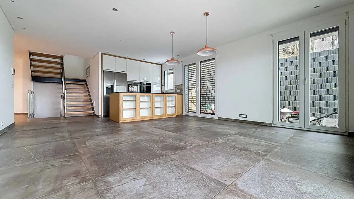 Duplex de 4.5 pièces avec sous-sol, jardin et vue sur le lac