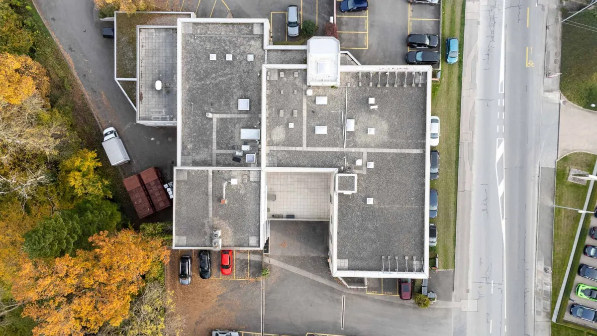 Votre adresse proche de l'autoroute et disposant de nombreuses places de  parc