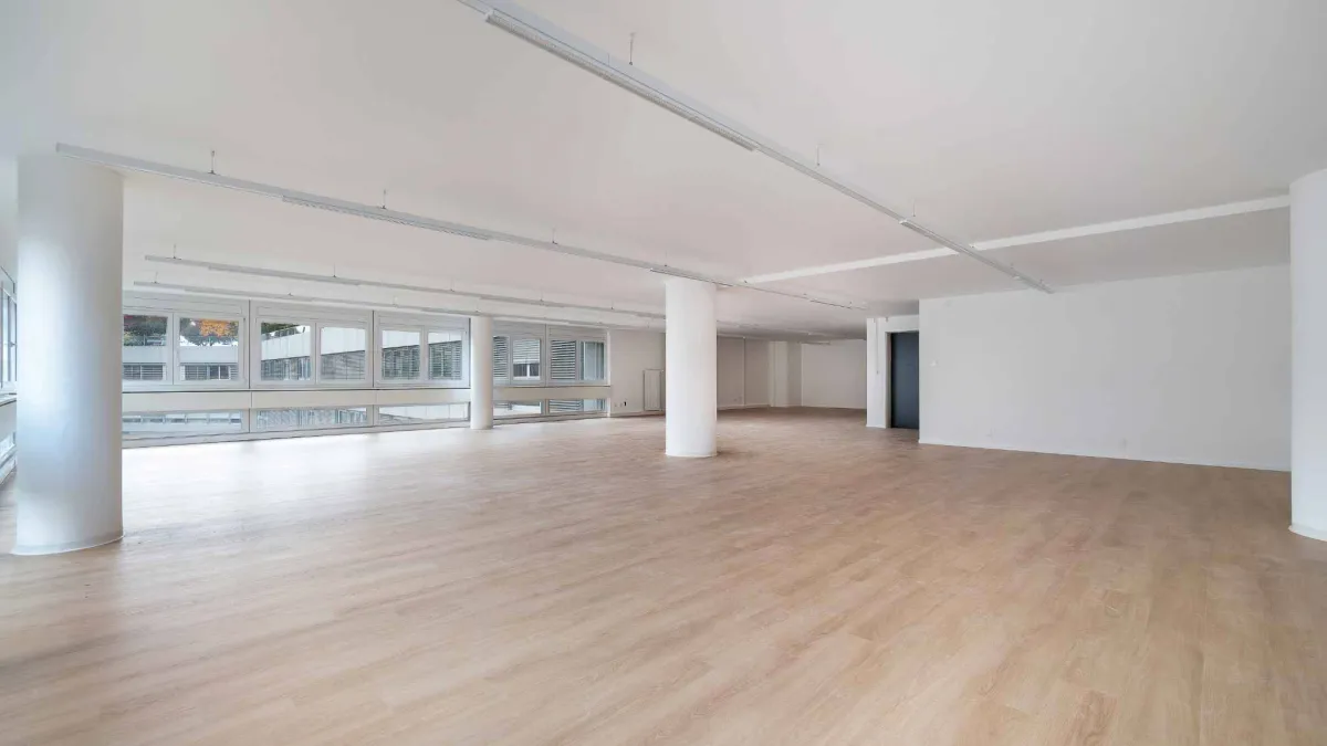 idéalement située au centre-ville - magnifique surface de 221 m2