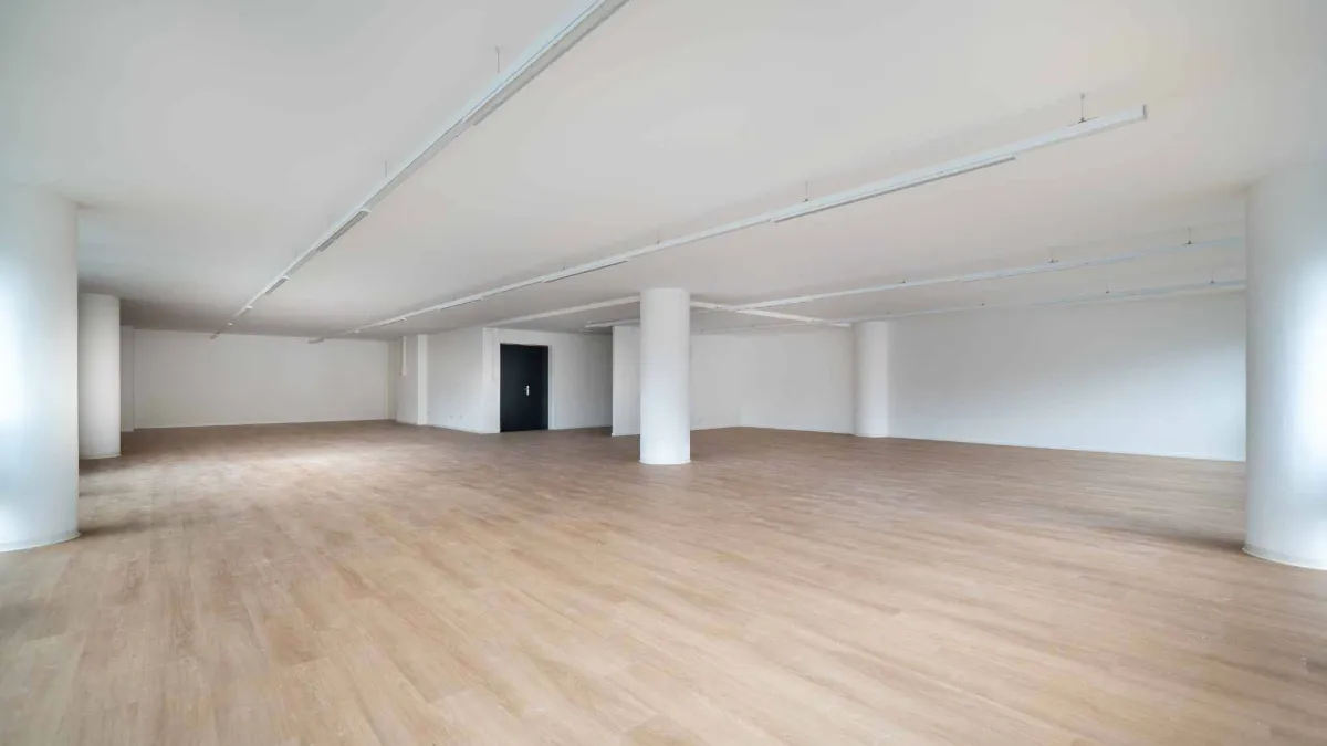 idéalement située au centre-ville - magnifique surface de 221 m2