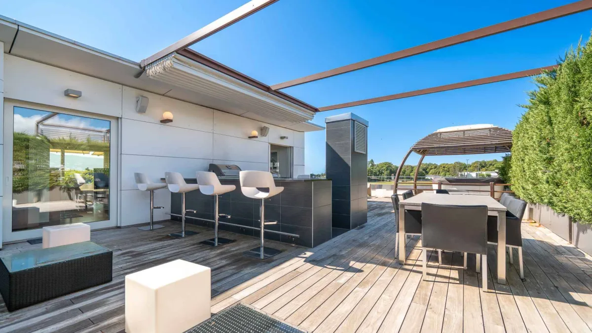 Somptueuse propriété avec piscine et vue panoramique sur le lac