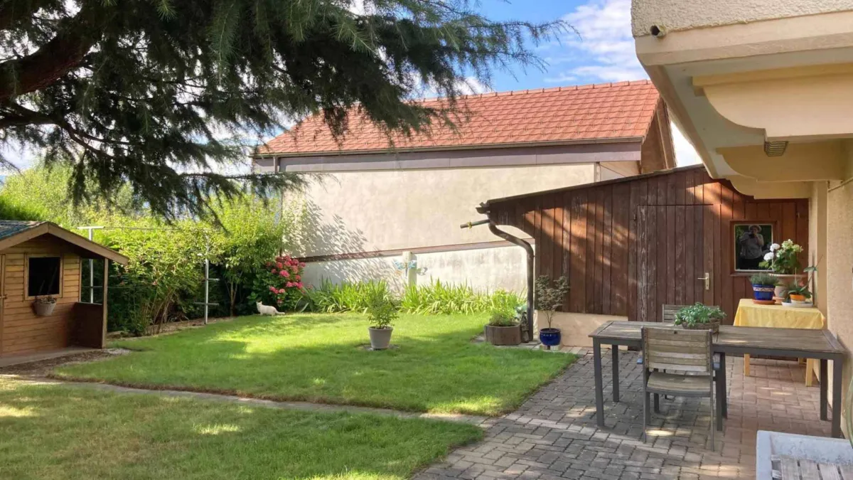 Maison individuelle de 4.5 pièces avec terrasses et jardin