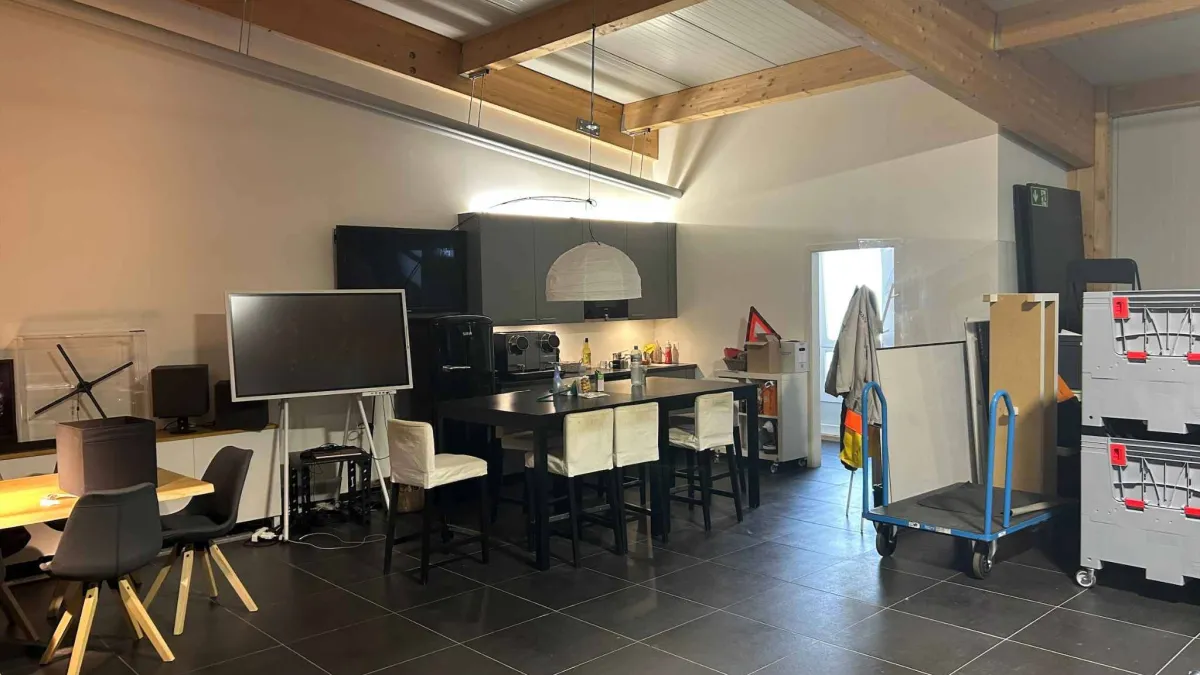 Atelier-stockage de 640 m² avec places de parc à disposition