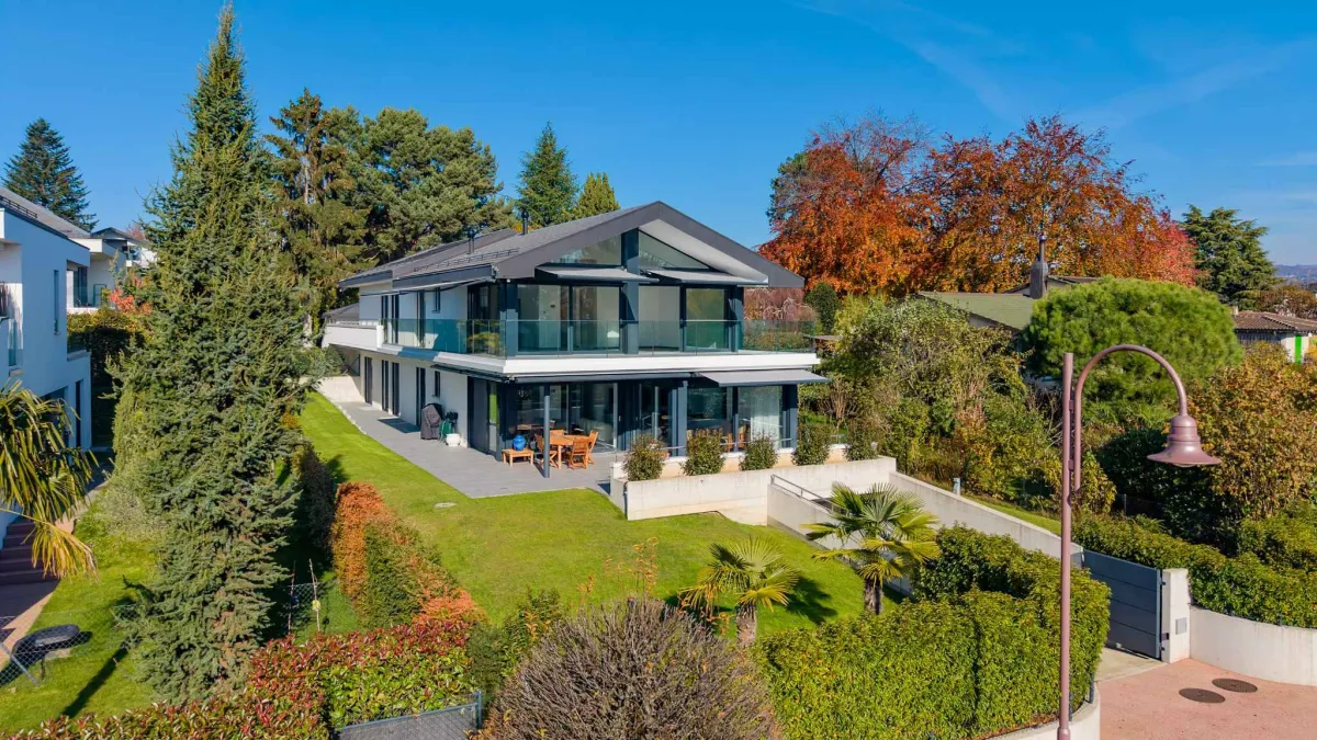 Un bien d’exception alliant confort, modernité, espaces généreux et vue lac
