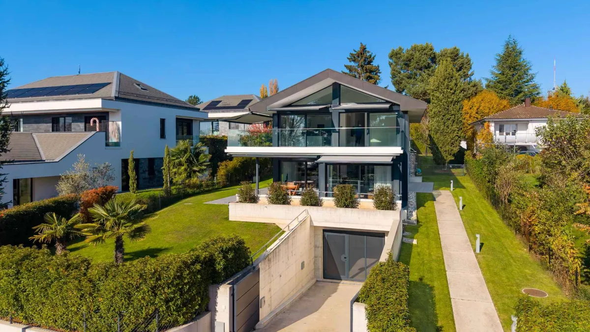 Un bien d’exception alliant confort, modernité, espaces généreux et vue lac