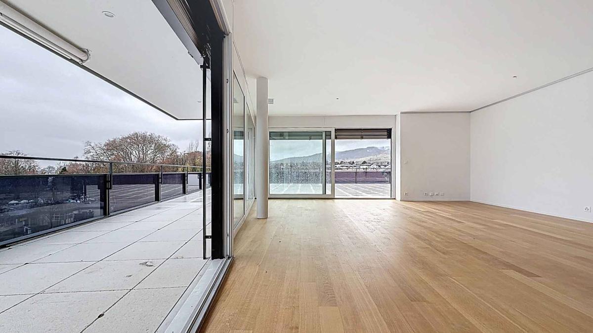 Nouvelle promotion : appartement de 5.5 pièces avec balcon couvert et terrasse