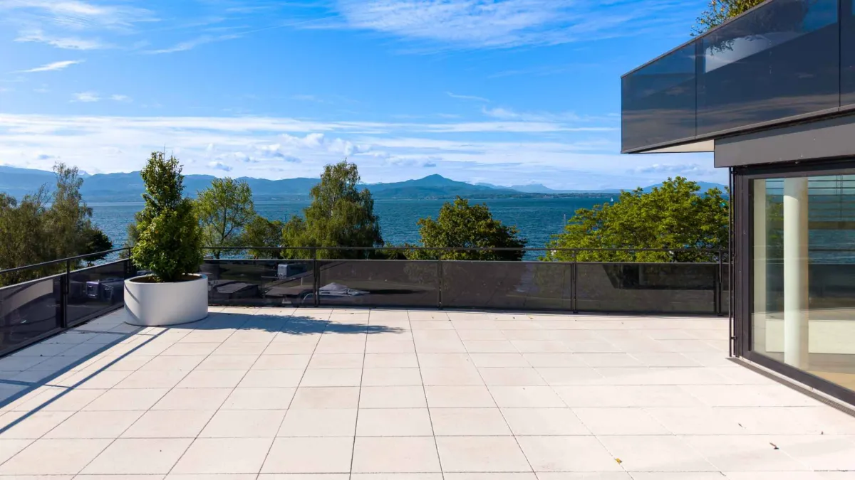 Appartement neuf de 5.5 pièces avec balcon couvert et rooftop terrasse