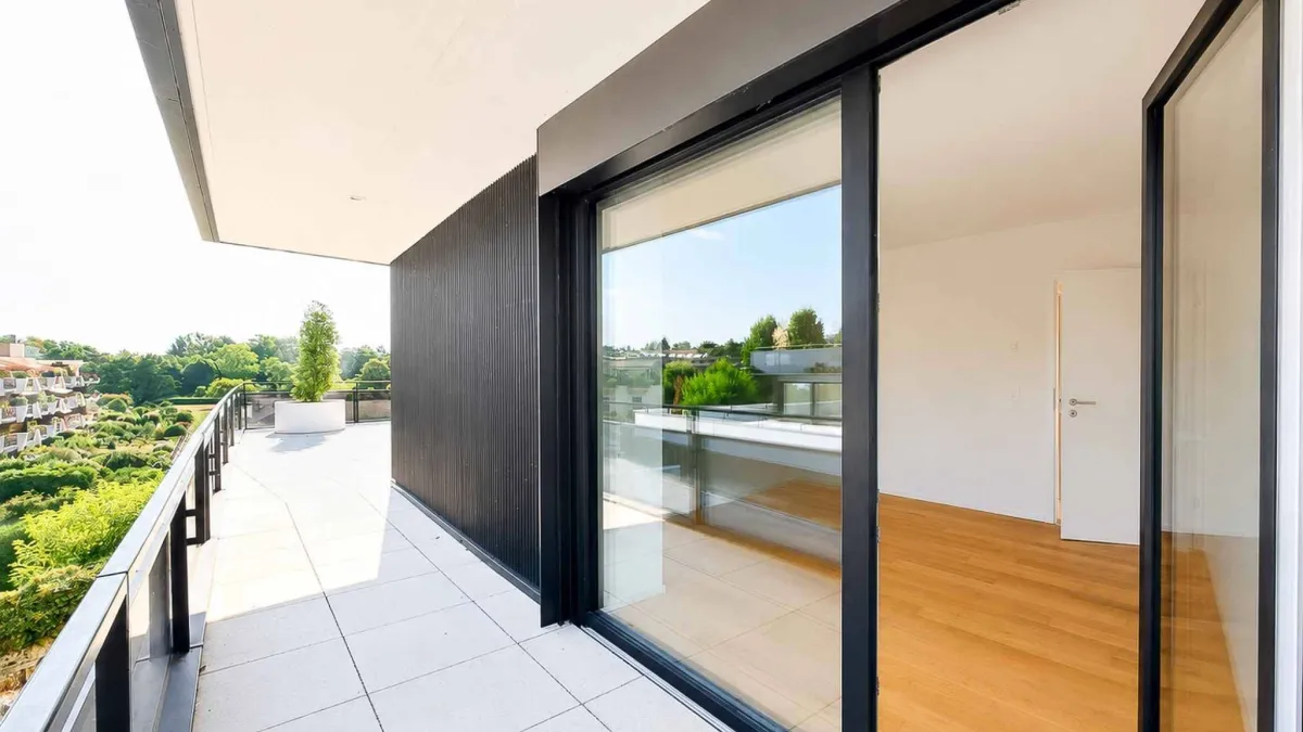UNIQUE ! Attique neuf de 5.5 pièces bénéficiant d'un rooftop terrasse 