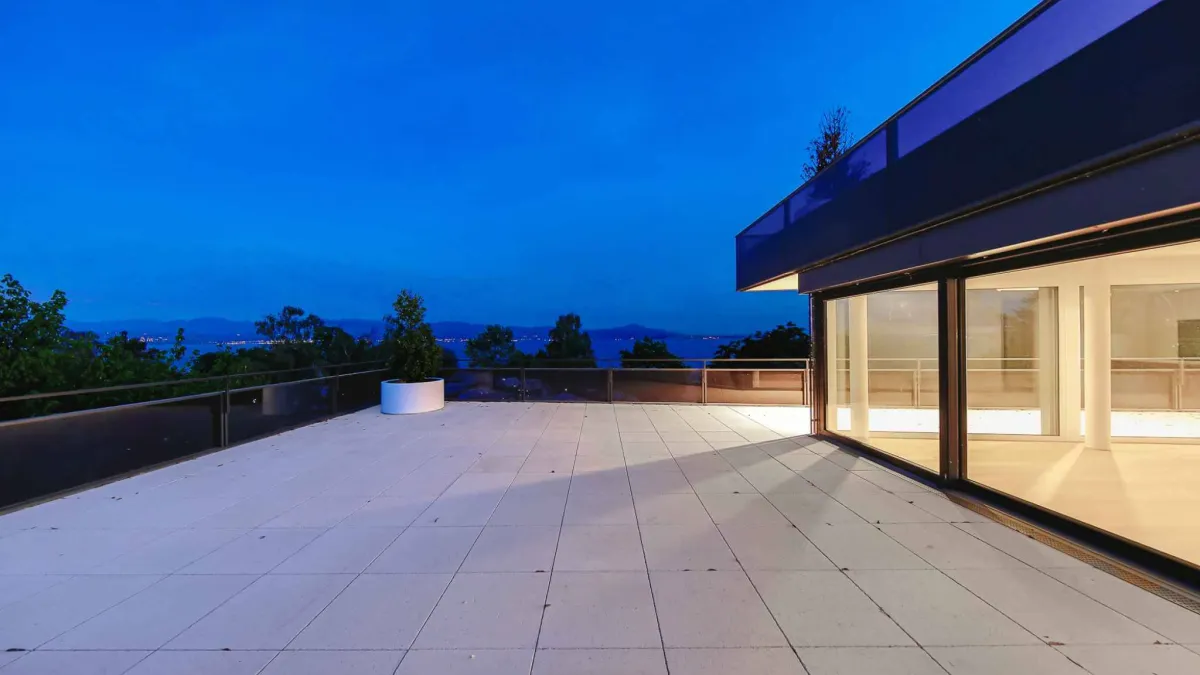 UNIQUE ! Attique neuf de 5.5 pièces bénéficiant d'un rooftop terrasse 