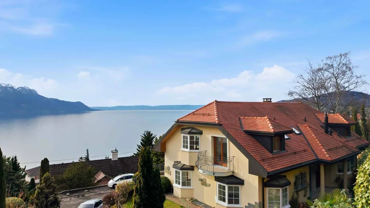 Superbe 2.5 pièces de 72 m2 avec balcons et Très belle vue sur le lac 