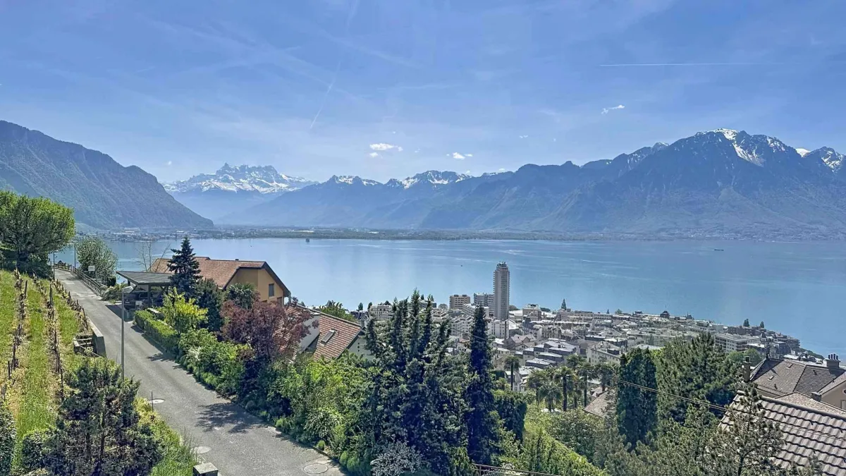 2 pièces de 66 m2 avec balcons + grande pièce annexe 
