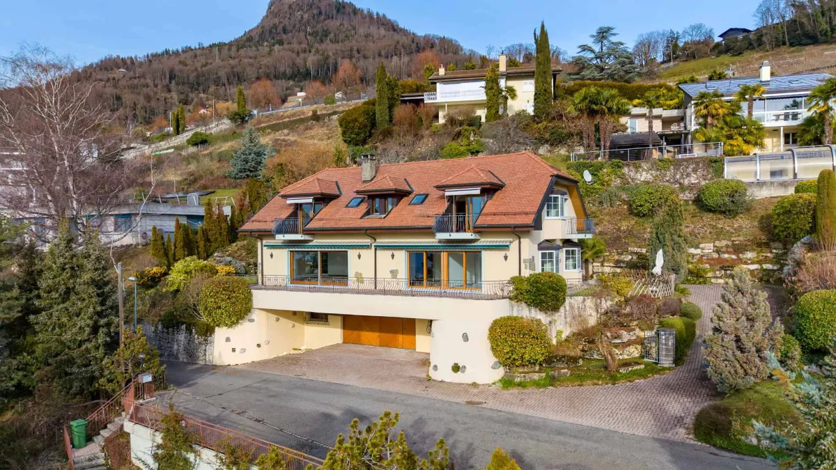2 pièces de 66 m2 avec balcons + grande pièce annexe 