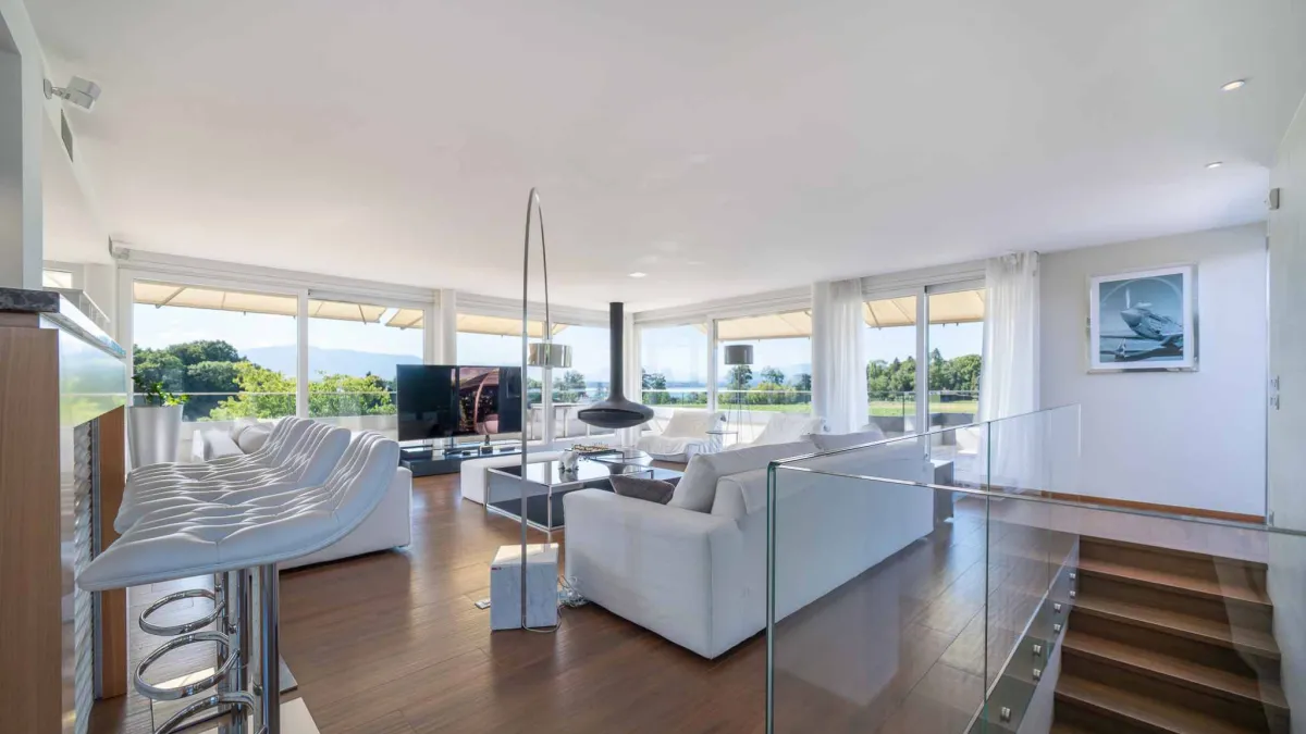 Somptueuse propriété avec piscine et vue panoramique sur le lac