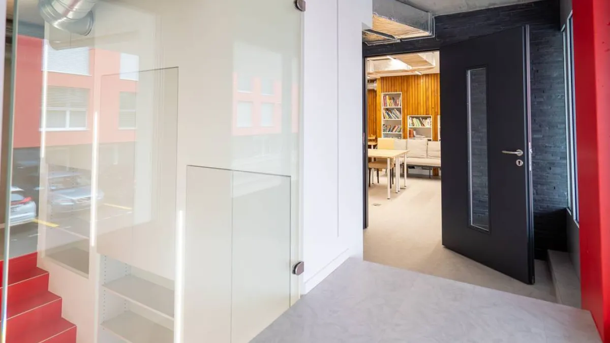 À louer de suite ou à convenir : Lumineuse arcade de 156 m² sur plusieurs niveaux