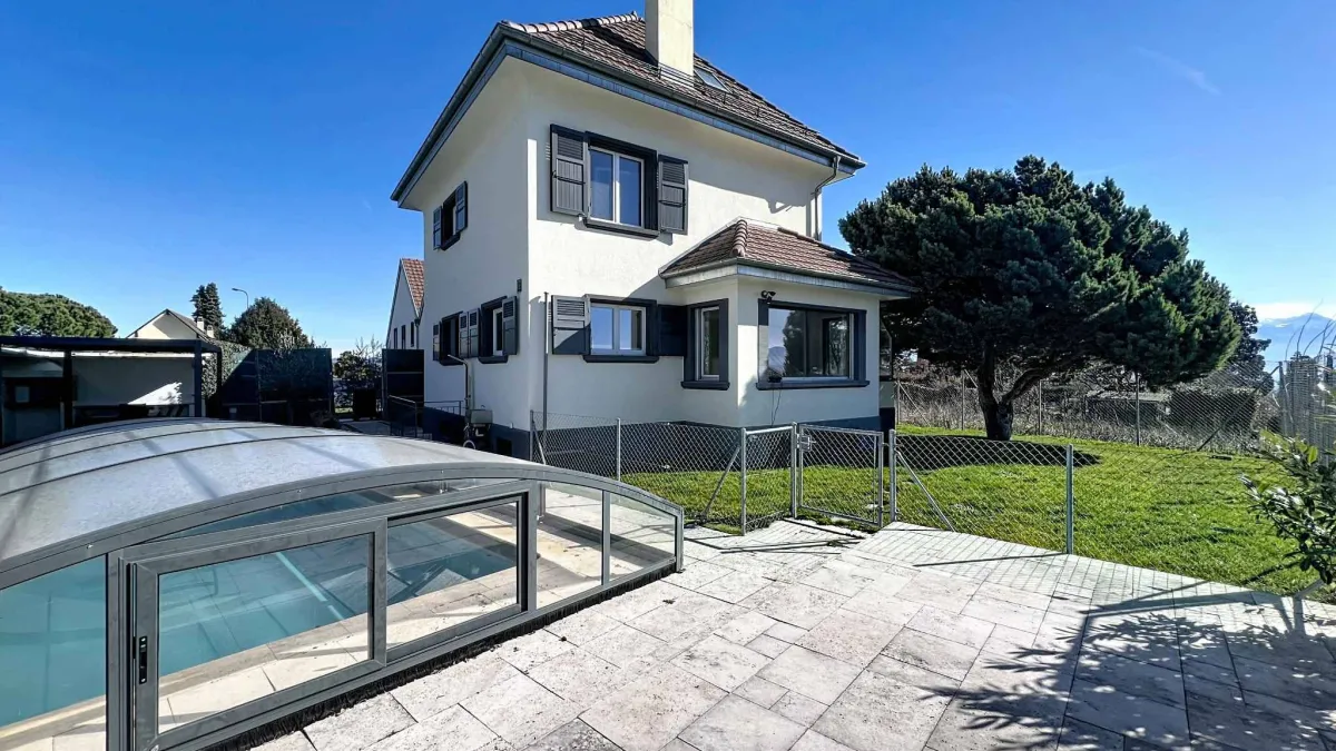 Spacieuse villa avec piscine - Vue lac -              Local indépendant aménagé 