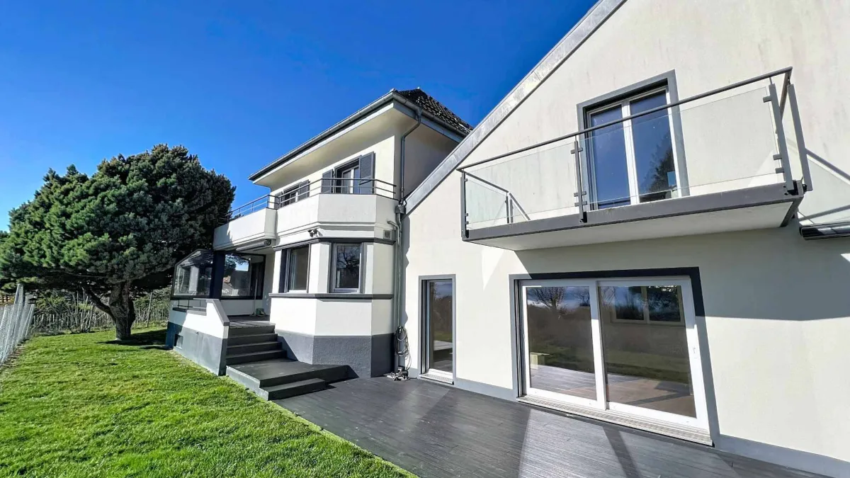 Spacieuse villa avec piscine - Vue lac -              Local indépendant aménagé 