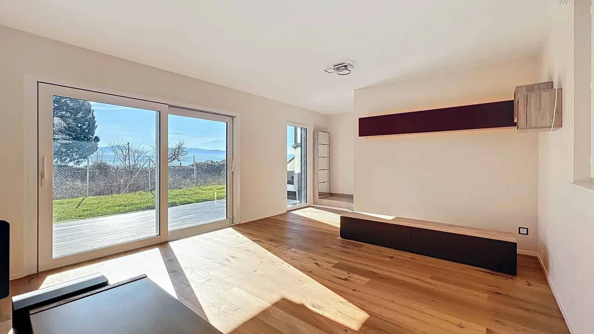 Spacieuse villa avec piscine - Vue lac -              Local indépendant aménagé 